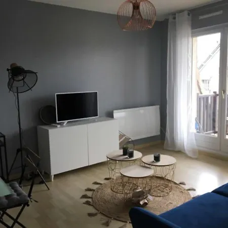 Studio With Balcony Near The Beach 아파트 *